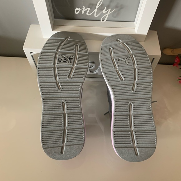 Like New! Insurge ENG Puma sneakers - Picture 8 of 8